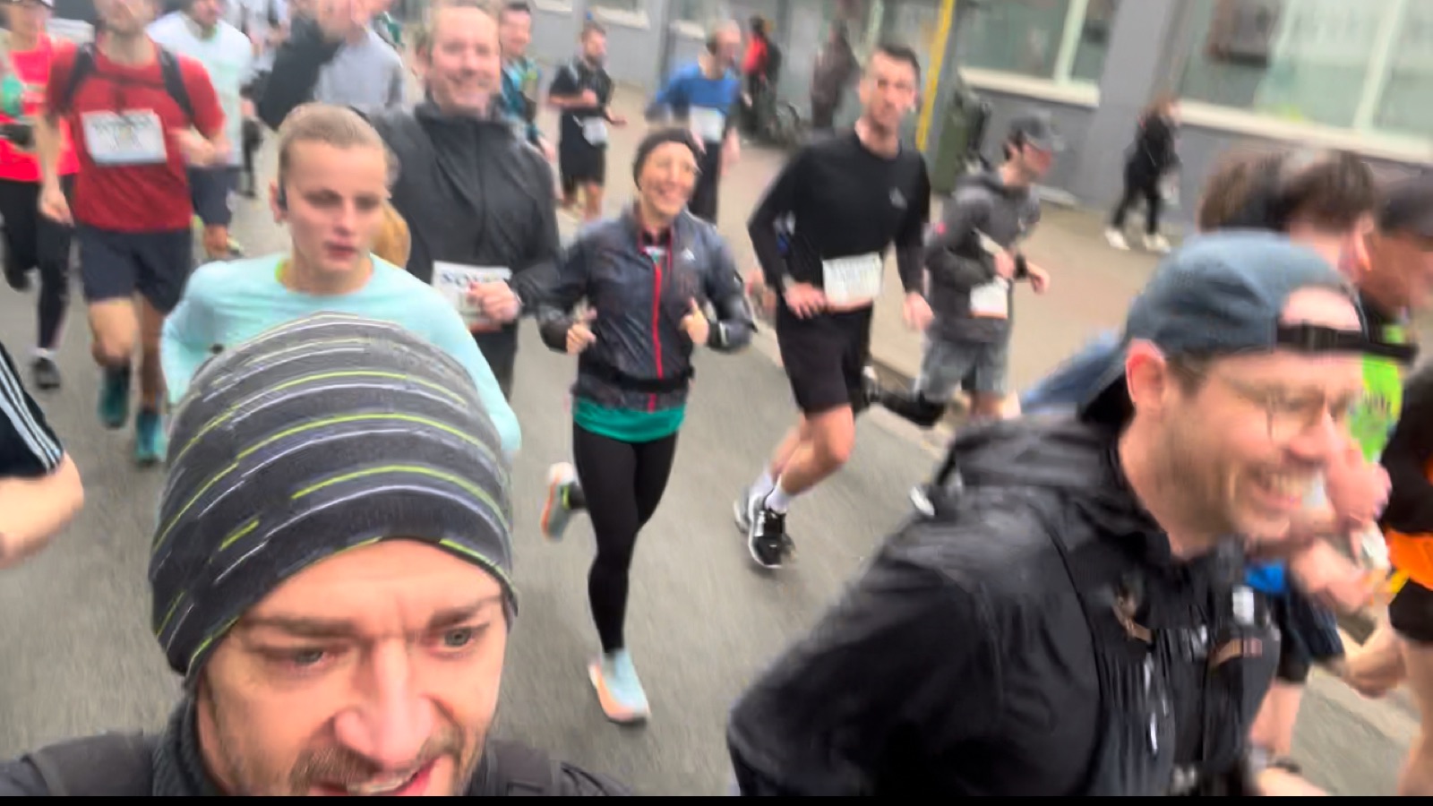 Lopers midden in het peloton tijdens een stadsloop
