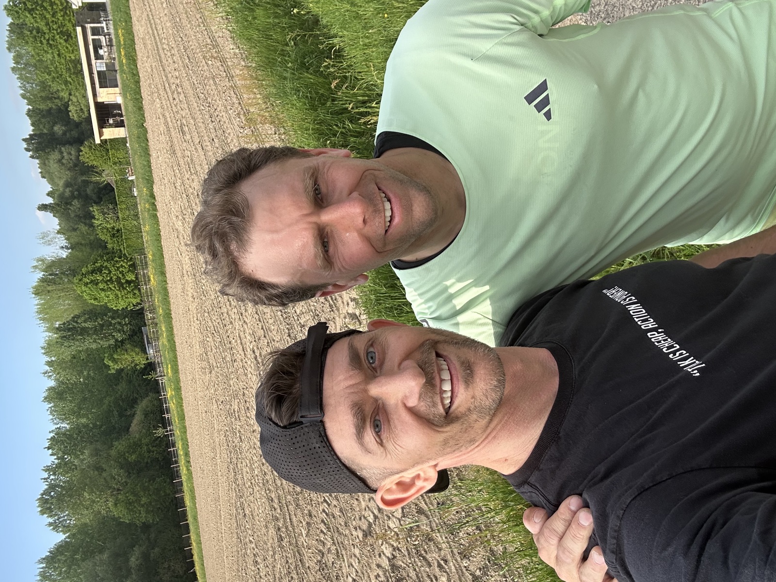 Twee RUNIT-lopers samen na een training langs de velden
