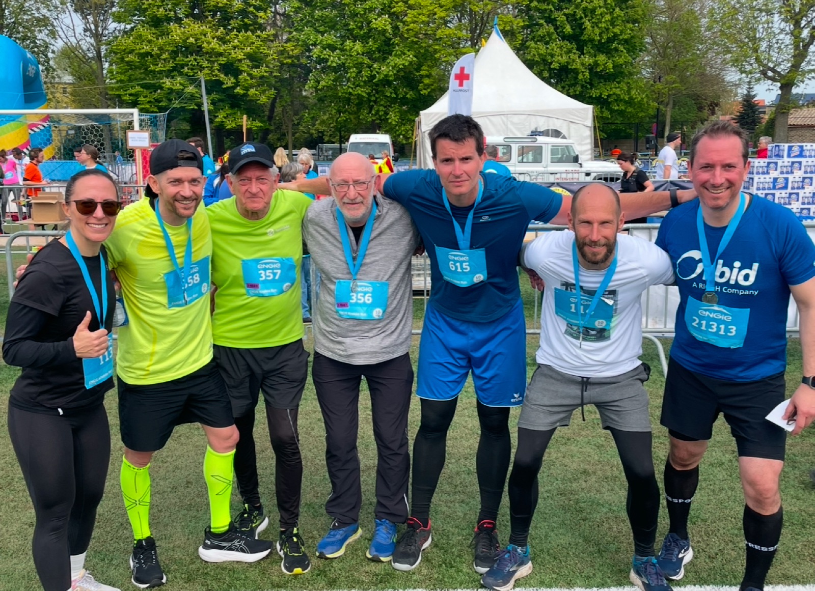 Groep RUNIT-lopers met medailles na een wedstrijd