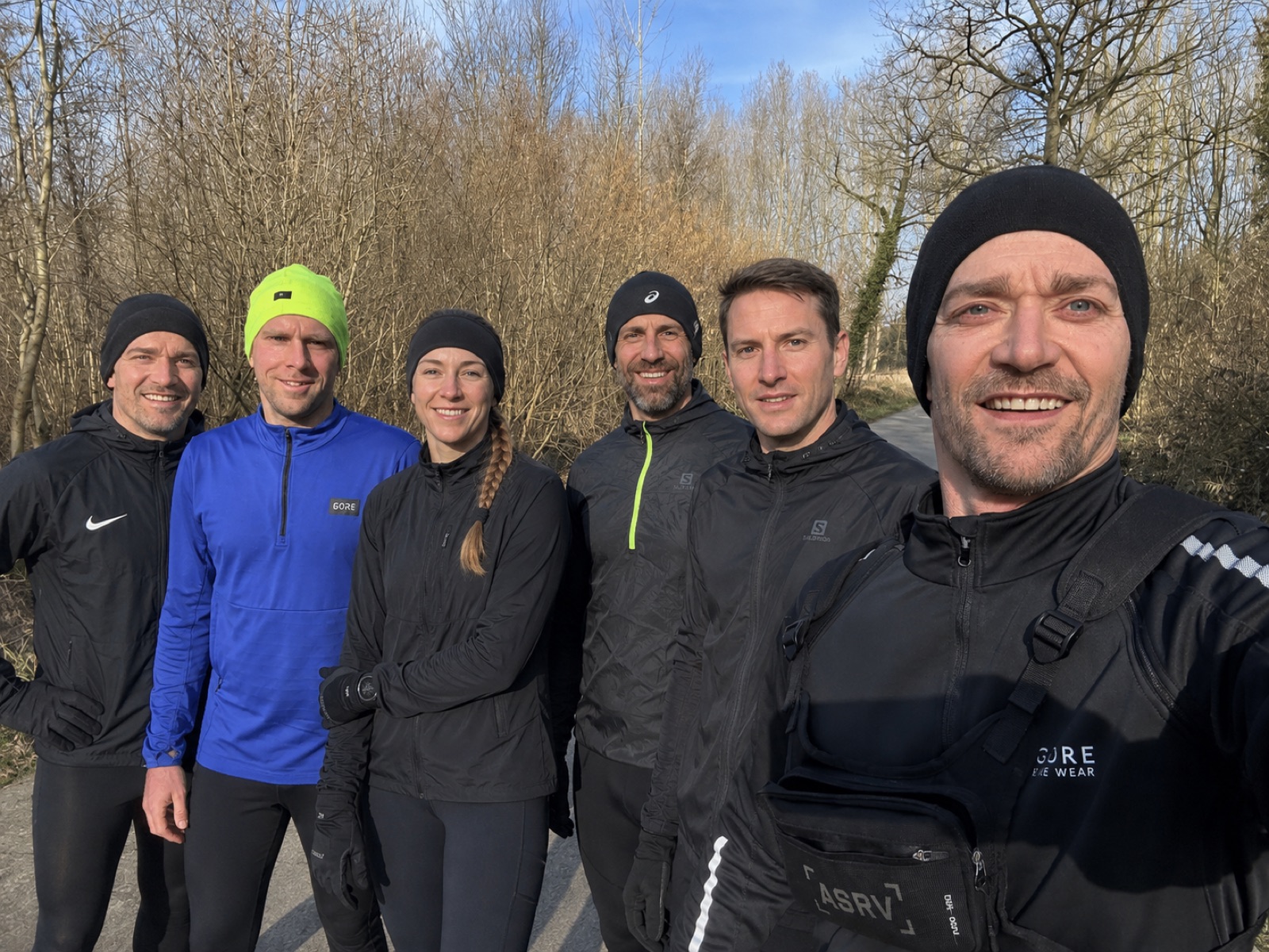 Zes RUNIT-lopers samen op een winterse landweg