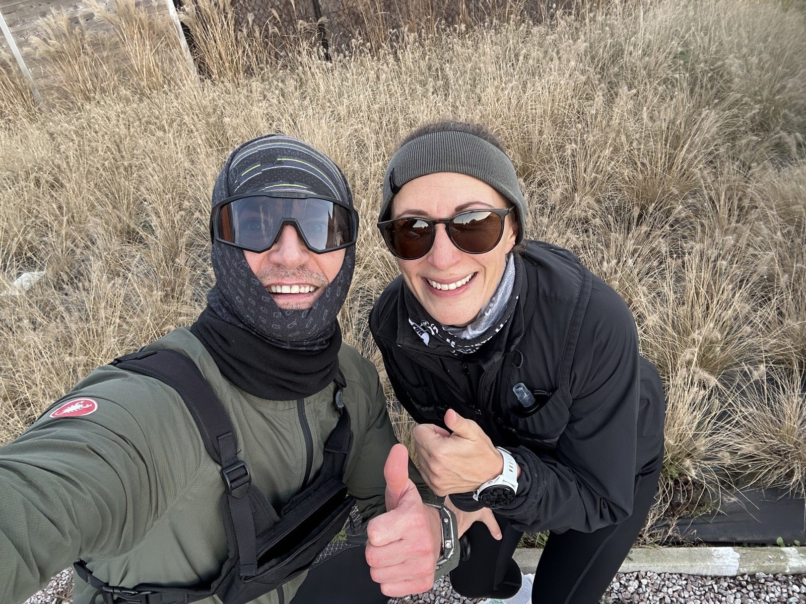 Twee RUNIT-lopers selfie tussen het hoge gras