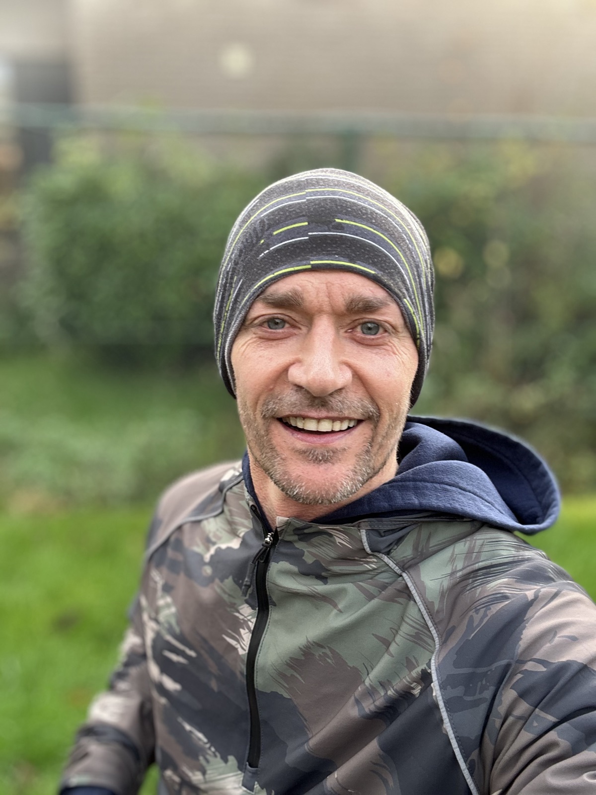 Coach van RUNIT lachend na een training